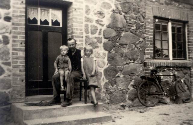 Franz Lange mit seinen Kindern Ursula und Adolf